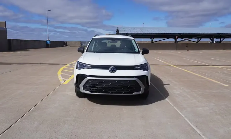 2025 Volkswagen Taos Trendline 4MOTION — photo 3 of 9