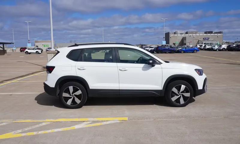 2025 Volkswagen Taos Trendline 4MOTION — photo 4 of 9