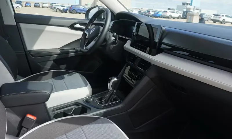 2025 Volkswagen Taos Trendline 4MOTION — photo 5 of 9