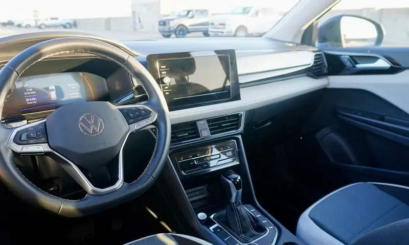 2025 Volkswagen Taos Trendline 4MOTION — photo 6 of 9