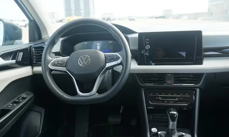 2025 Volkswagen Taos Trendline 4MOTION — photo 8 of 9