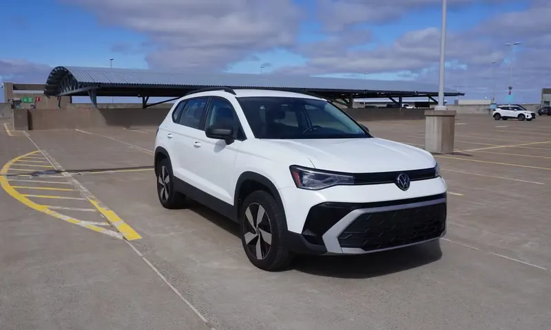 2025 Volkswagen Taos Trendline 4MOTION — photo 2 of 9